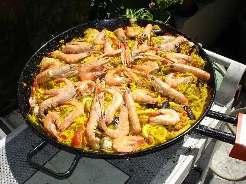 Zdjęcie Paella co to? Odkryj tajemnice tradycyjnej hiszpańskiej potrawy