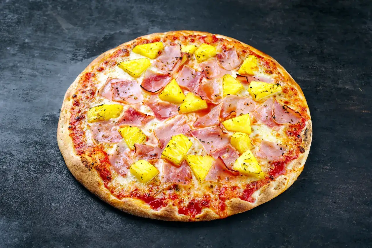 Zdjęcie Skąd pochodzi pizza hawajska? Odkryj jej zaskakującą historię
