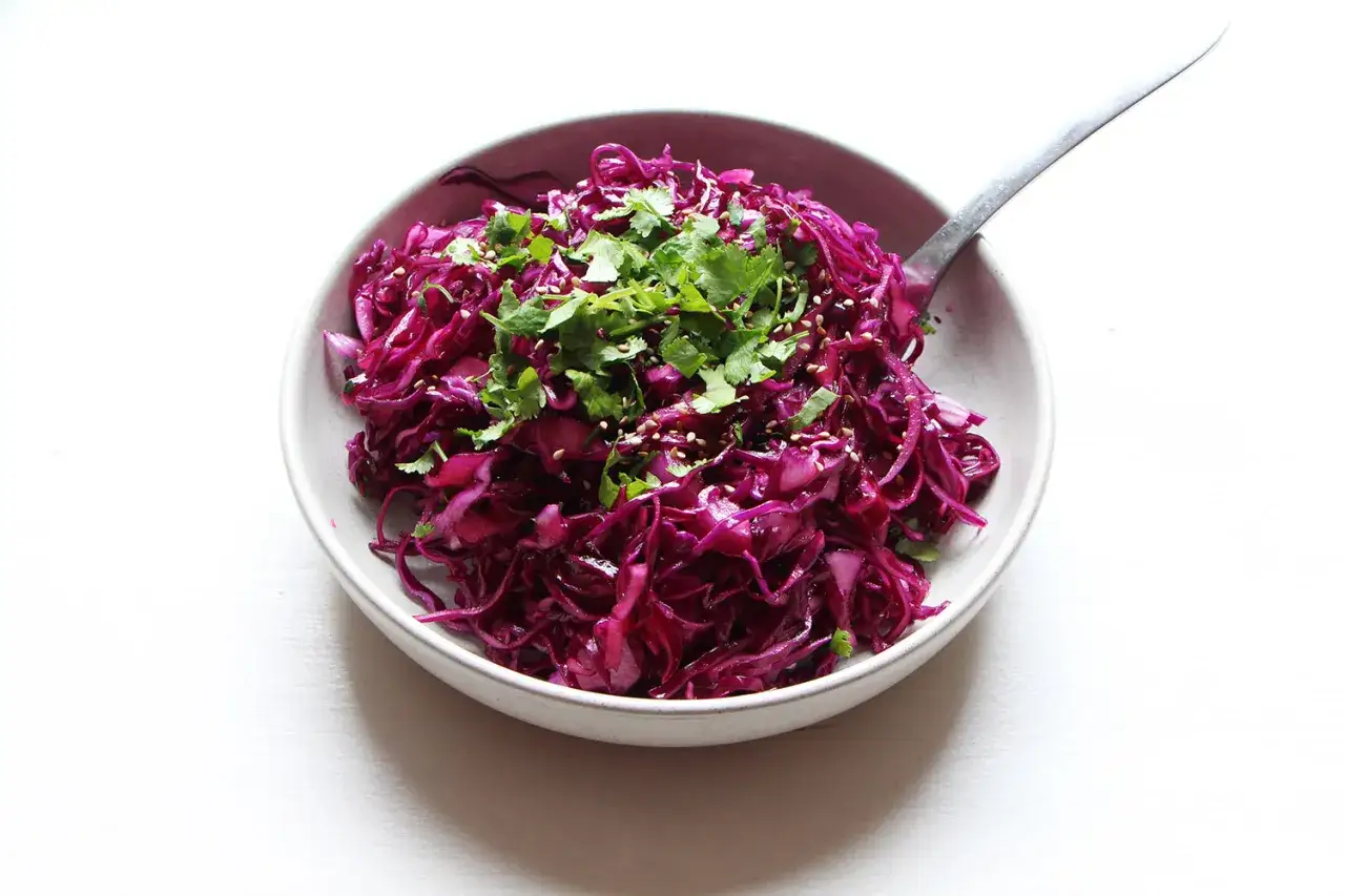 Zdjęcie Recette de salade de chou rouge : une entrée fraîche et saine à essayer