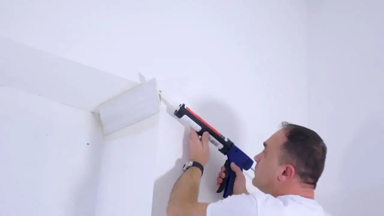 Zdjęcie Jak skutecznie przykleić listwy styropianowe do sufitu - poradnik