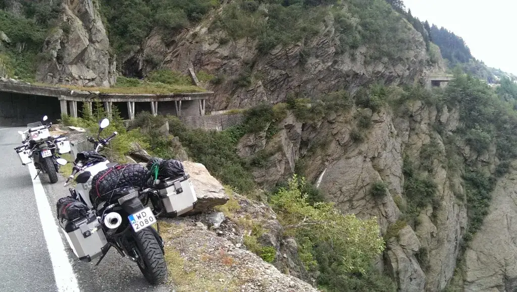 Zdjęcie Najlepsze trasy motocyklowe w Rumunii - odkryj niebezpieczne drogi