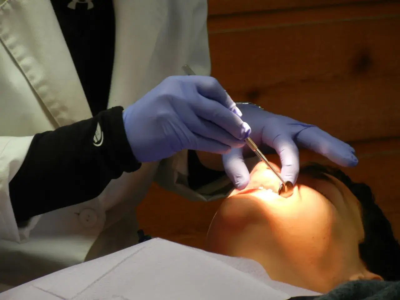 Zdjęcie Co dentysta wkłada do zęba po usunięciu? Wyjaśniamy proces i zalecenia po zabiegu