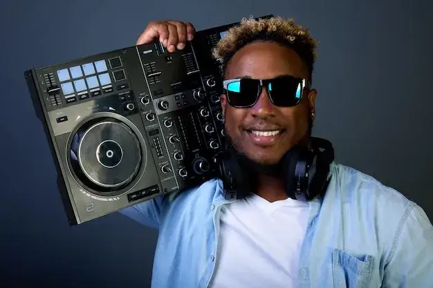 Zdjęcie Ile zarabia DJ za noc? Zaskakujące stawki w Polsce i ich wpływ