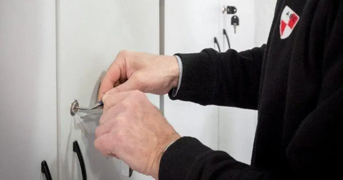 Zdjęcie Otwieranie szafki bez klucza: Metody DIY i kiedy wezwać ślusarza