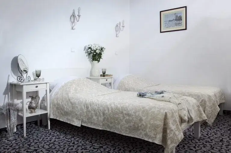 Zdjęcie Jak poinformować gości weselnych o noclegu, aby uniknąć chaosu?