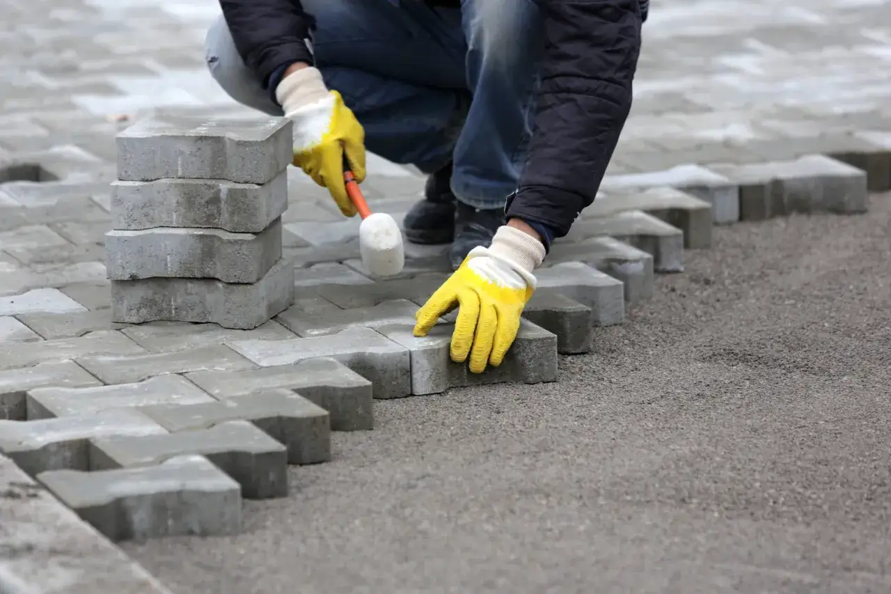 Zdjęcie Ile cementu na m3 podsypki pod kostkę? Kluczowe proporcje i porady