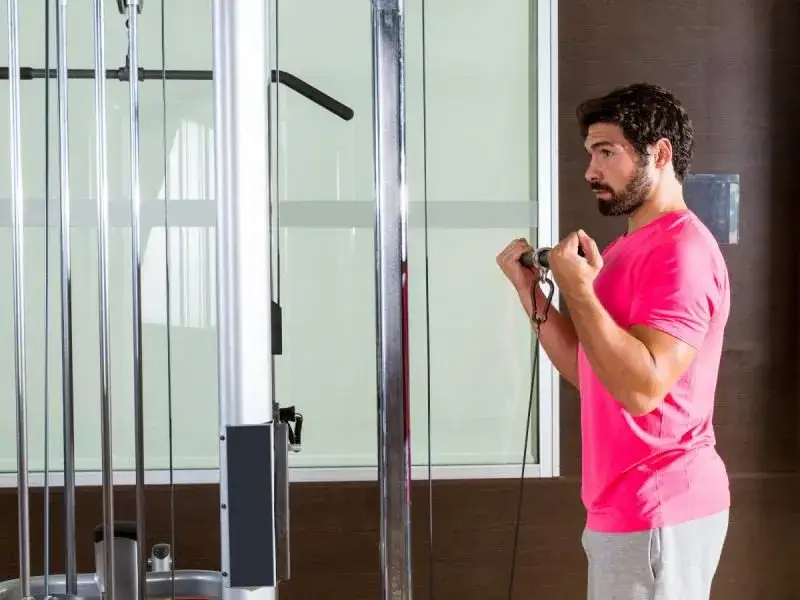 Zdjęcie Skuteczne ćwiczenia na biceps, które zbudują siłę w domu i na siłowni