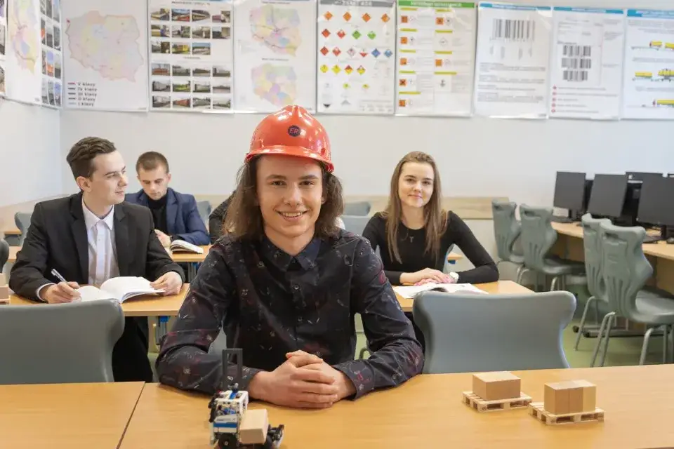 Zdjęcie Czy technik spedytor to trudny kierunek? Odkryj prawdę o studiach