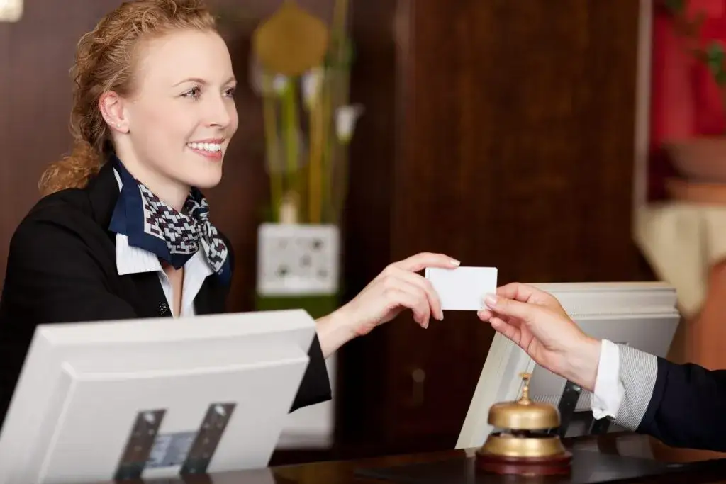 Zdjęcie Co robi recepcjonistka w hotelu? Odkryj jej kluczowe obowiązki