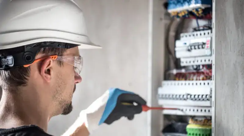 Zdjęcie Ile zarabia elektryk w USA? Zaskakujące r&oacute;żnice w wynagrodzeniach