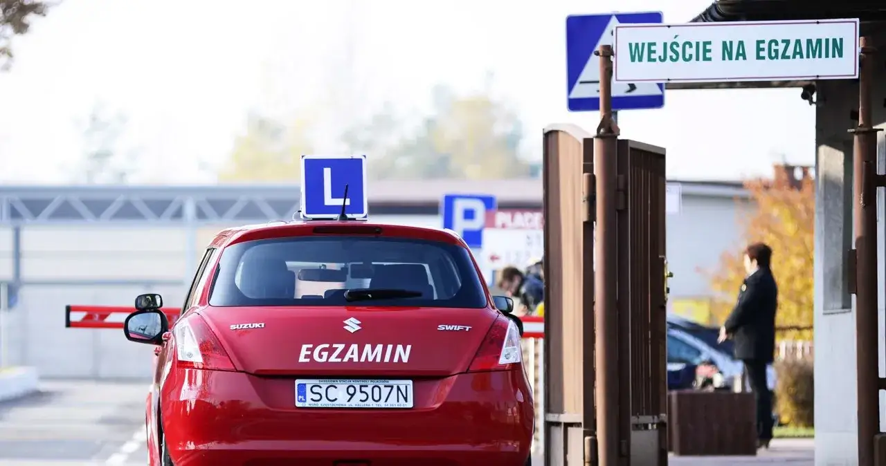 Zdjęcie Ile naprawdę zarabia egzaminator na prawo jazdy w Polsce? Sprawdź stawki!