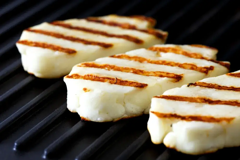 Zdjęcie Halloumi z jakiego mleka? Odkryj tajemnice produkcji sera