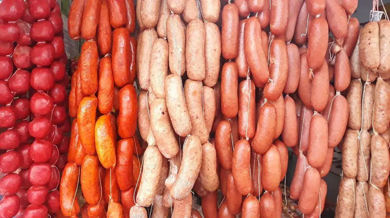 Zdjęcie Ile przypraw do kiełbasy? Sprawdzony przepis na idealne 10 kg wędliny