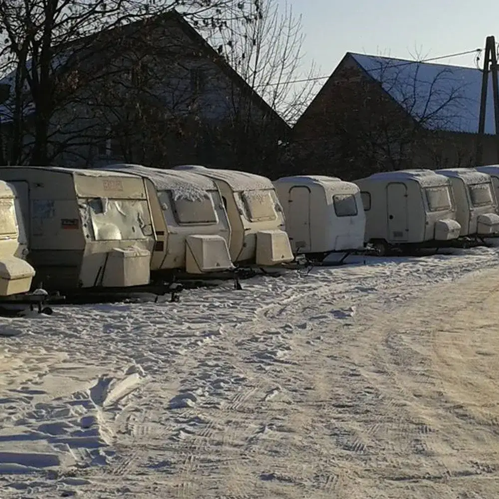 Zdjęcie Ile kosztuje zimowanie przyczepy kempingowej? Porównaj ceny i opcje