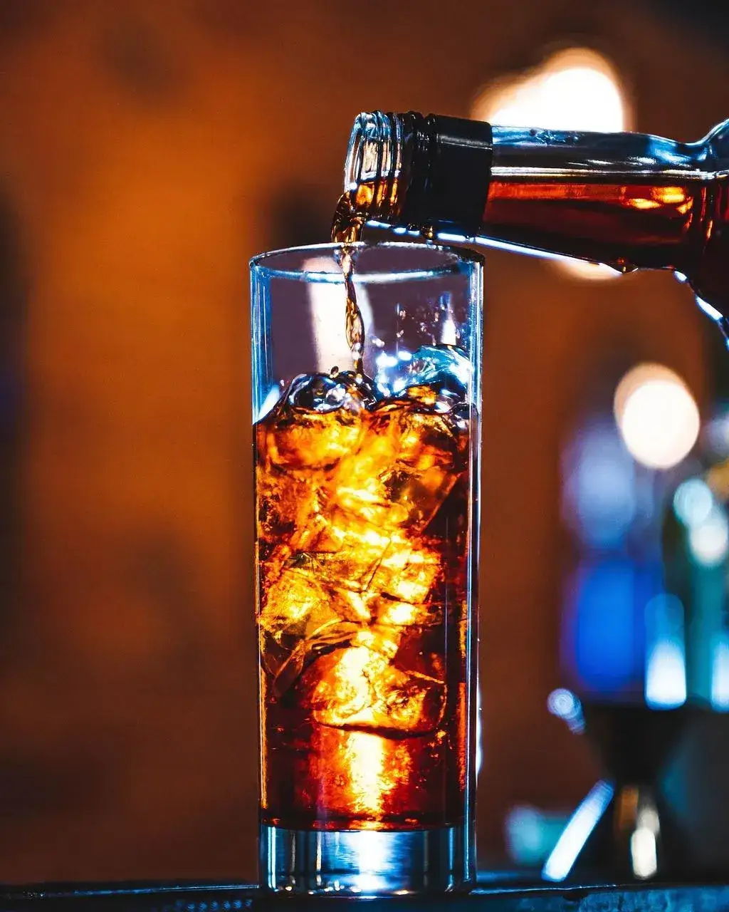 Zdjęcie Ile kalorii ma whisky z colą? Sprawdź, co naprawdę pijesz!