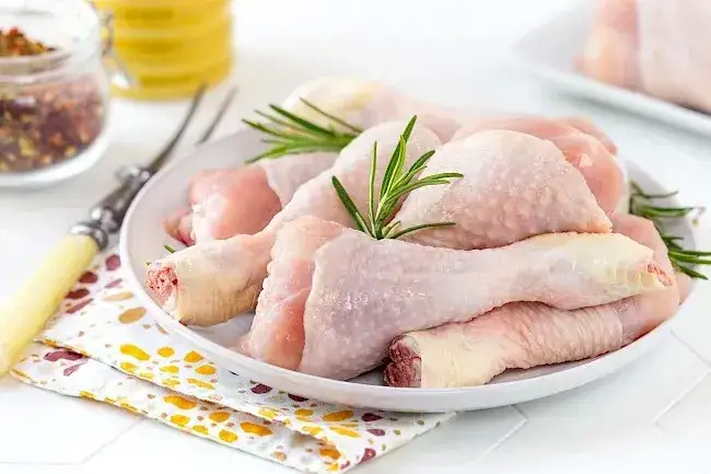 Zdjęcie Ile kalorii ma 100 gram kurczaka? Zaskakujące różnice w kaloriach
