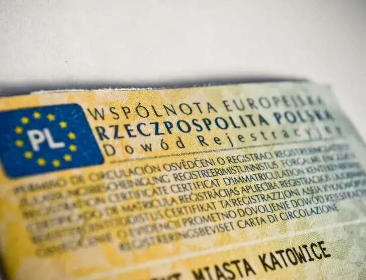 Zdjęcie Ile kosztuje przerejestrowanie samochodu? Sprawdź, ile naprawdę zapłacisz!