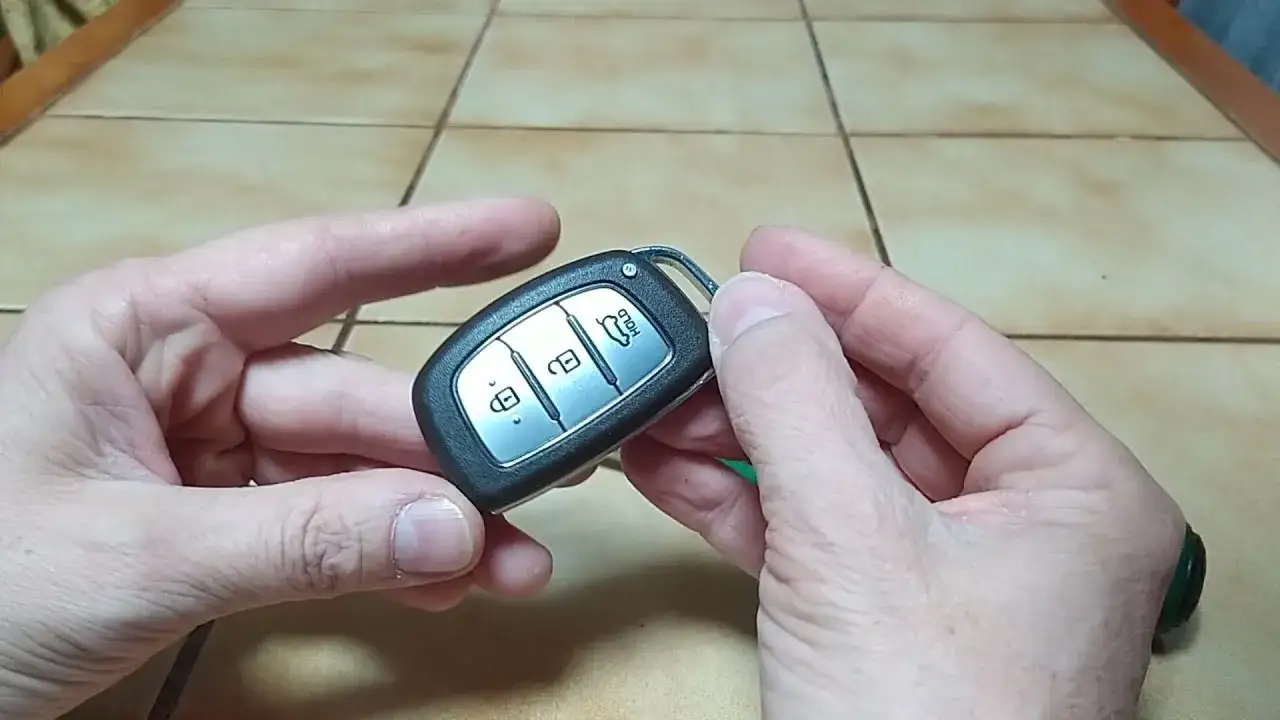 Zdjęcie Wymiana baterii w kluczyku hyundai i30 – uniknij problemów z pilotem