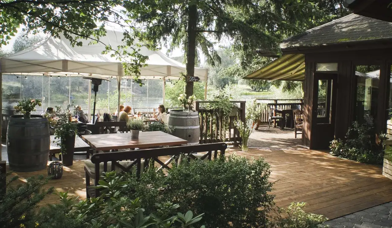 Zdjęcie Restauracje nad jeziorem w Śląskiem - wyjątkowe miejsca na posiłek