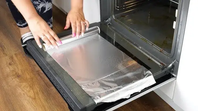Zdjęcie Jak wyczyścić piekarnik folią aluminiową i uniknąć trudnych plam