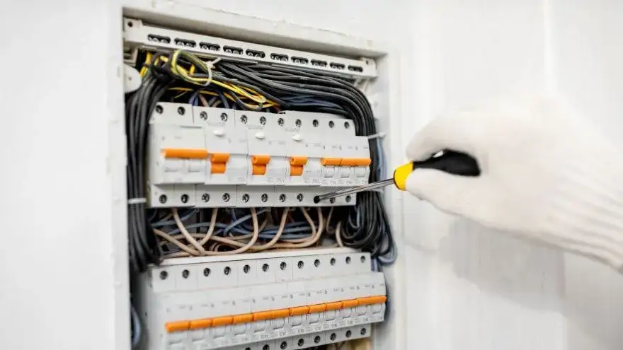 Zdjęcie Jak otworzyć szafkę elektryczną bez ryzyka uszkodzeń i kosztów