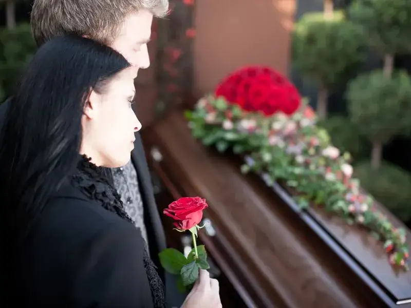 Zdjęcie Co ubrać na pogrzebie, aby wyrazić szacunek i elegancję?