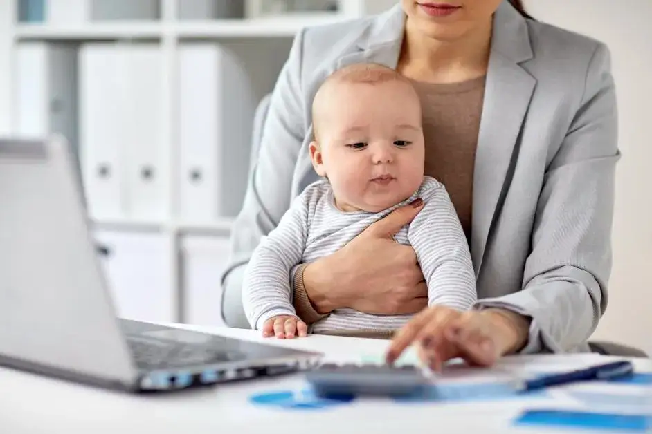 Zdjęcie Czy na macierzyńskim można pracować na zlecenie bez utraty zasiłku?