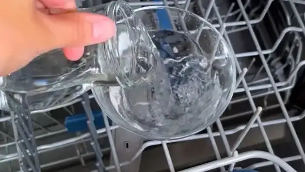 Zdjęcie Czy ocet szkodzi zmywarce? Prawda o jego wpływie na sprzęt