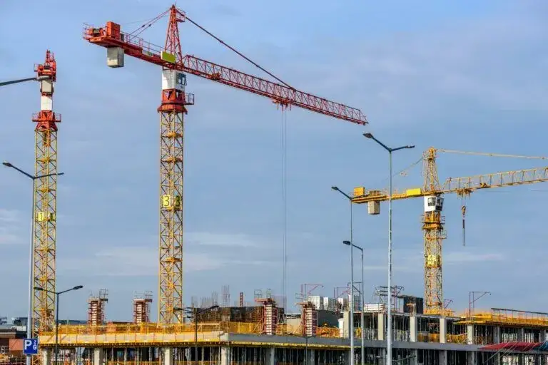 Zdjęcie Jak działa dźwig? Zrozumienie mechanizmów i typów dźwigów w budownictwie