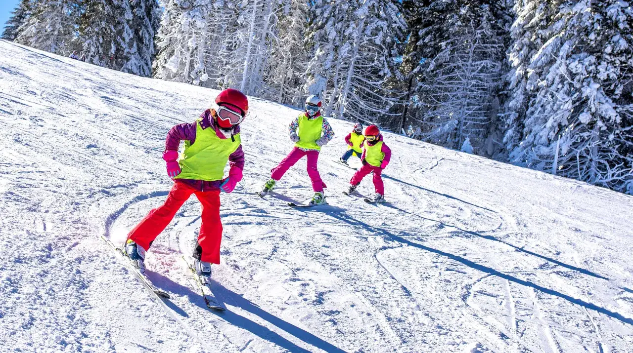 Zdjęcie Narty czy snowboard dla dziecka? Który sport wybrać?