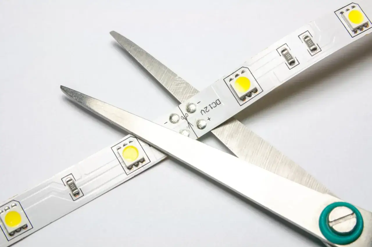 Zdjęcie Stw&oacute;rz lustro LED: Poradnik DIY, kt&oacute;ry odmieni Twoje wnętrze
