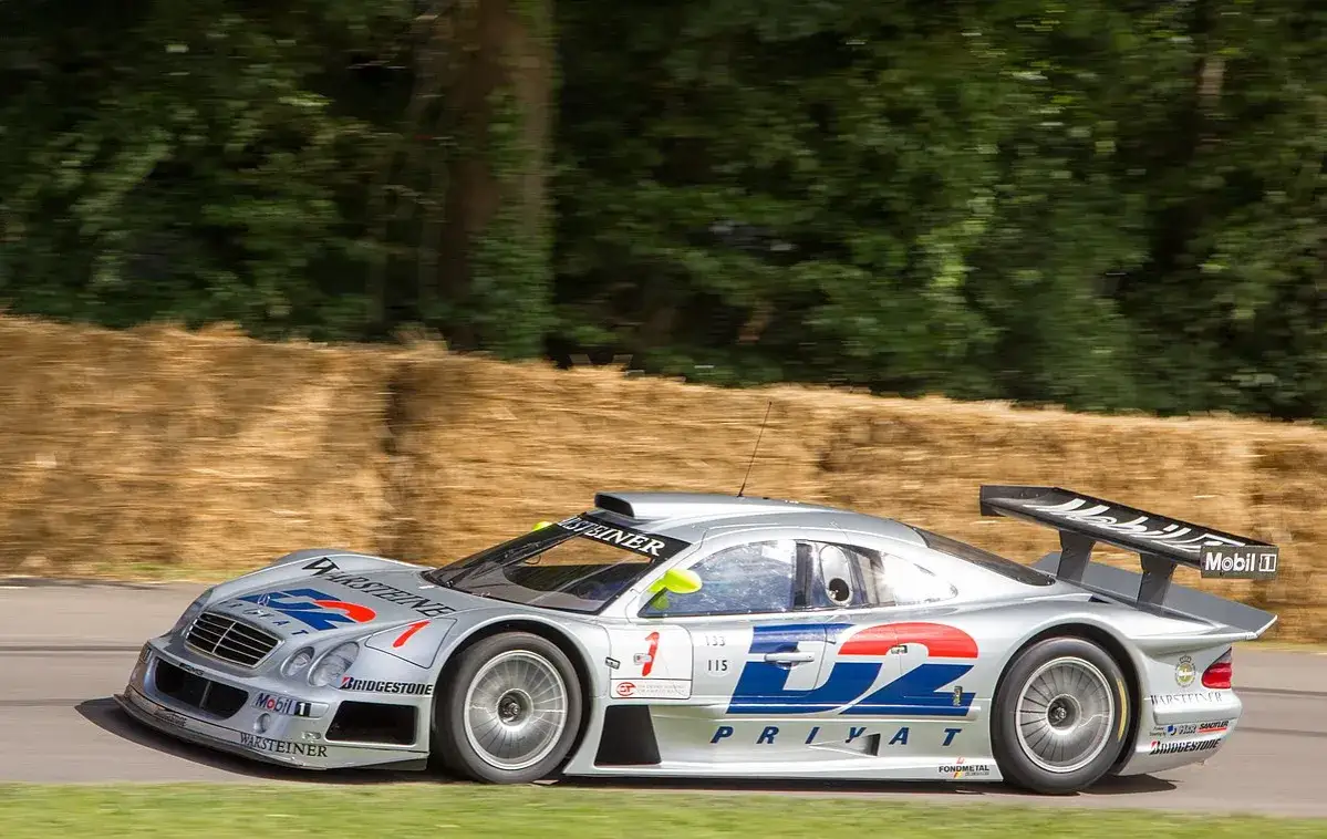 Zdjęcie Mercedes-Benz CLK GTR AMG: Luksus i moc, które zaskakują każdego fana