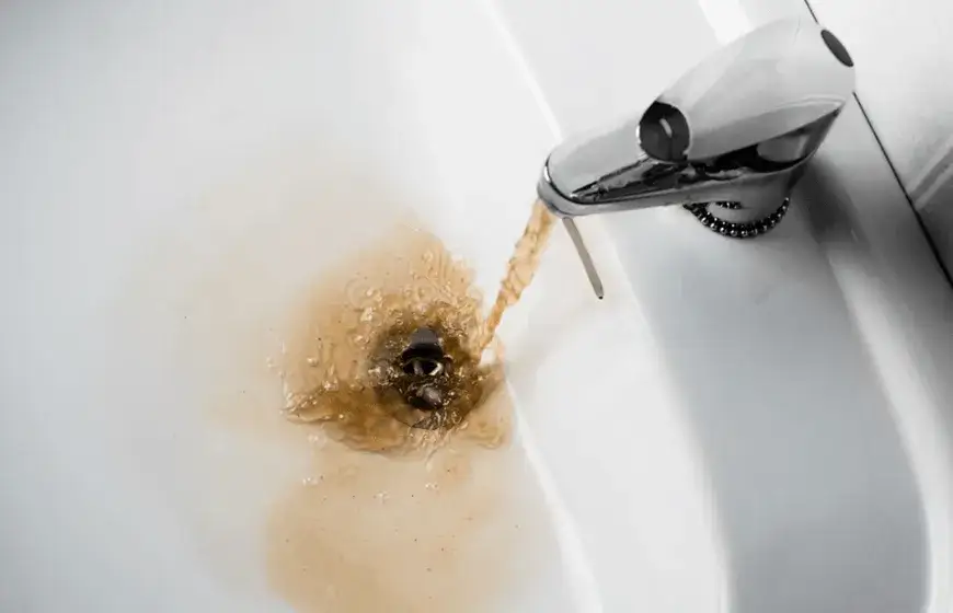 Zdjęcie Dlaczego woda z kranu kopie prądem? Oto niebezpieczne przyczyny