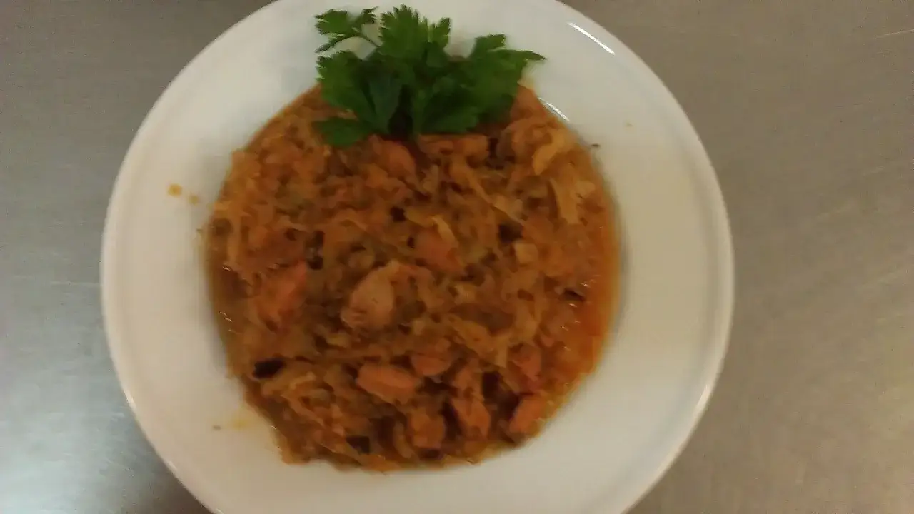 Zdjęcie Bigos z kiszonej kapusty z kiełbasą i boczkiem na każdą okazję?