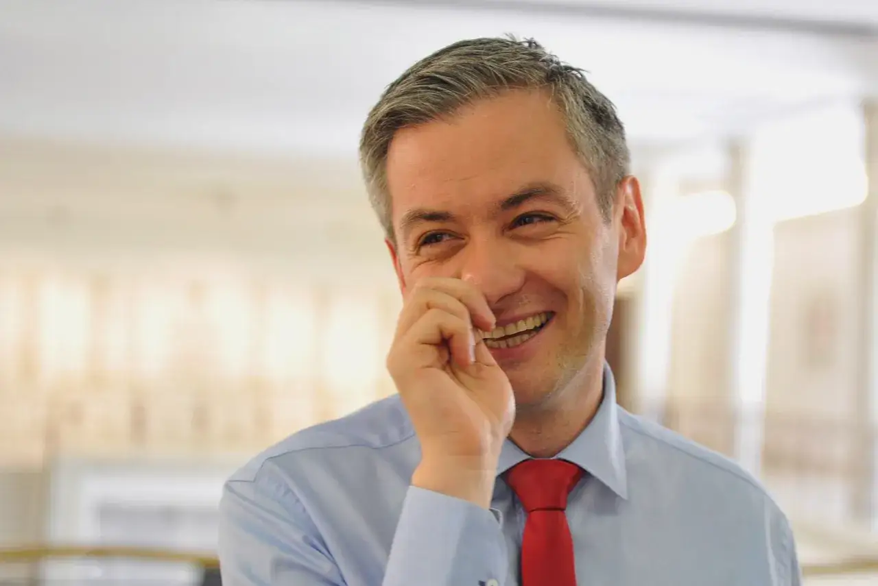Zdjęcie Kto jest gejem w sejmie? Odkryj wpływ homoseksualnych posłów