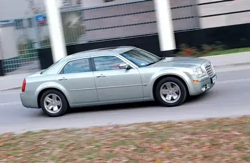 Zdjęcie Opinie o Chrysler 300C: Jaki silnik wybrać, by uniknąć kosztów?