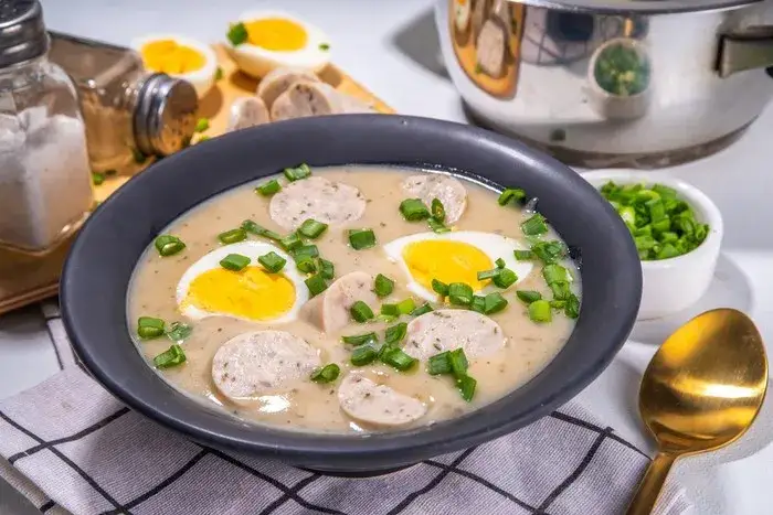 Zdjęcie Ile kcal ma żurek z kiełbasą i ziemniakami? Zaskakujące wartości!