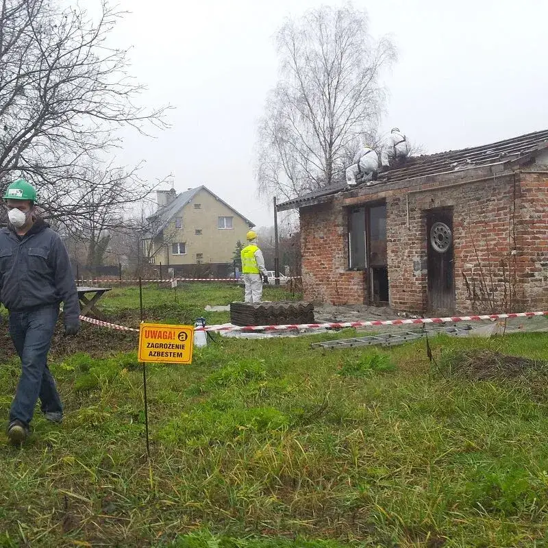 Zdjęcie Co zrobić z eternitem zdjętym z dachu? Bezpieczne usuwanie i koszty