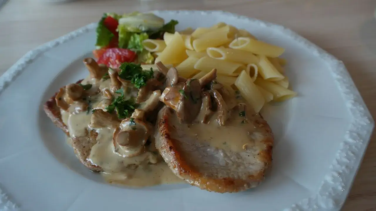 Zdjęcie Z czym sos grzybowy? Odkryj najlepsze połączenia do dań obiadowych