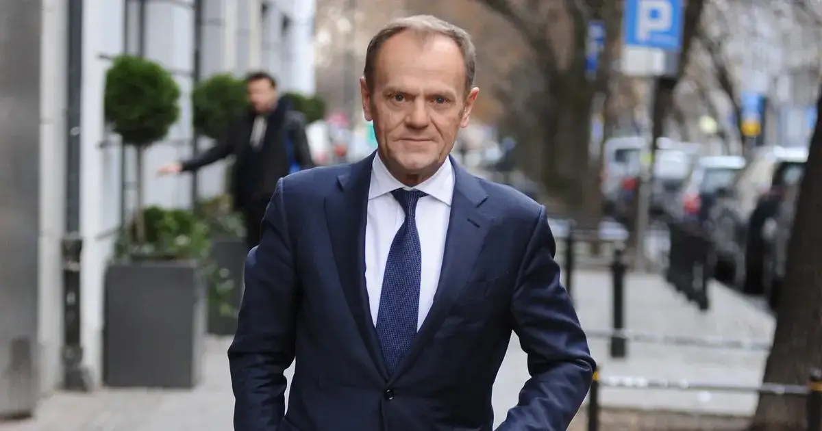 Zdjęcie Jakie języki zna Donald Tusk i jak wpływają na jego karierę?