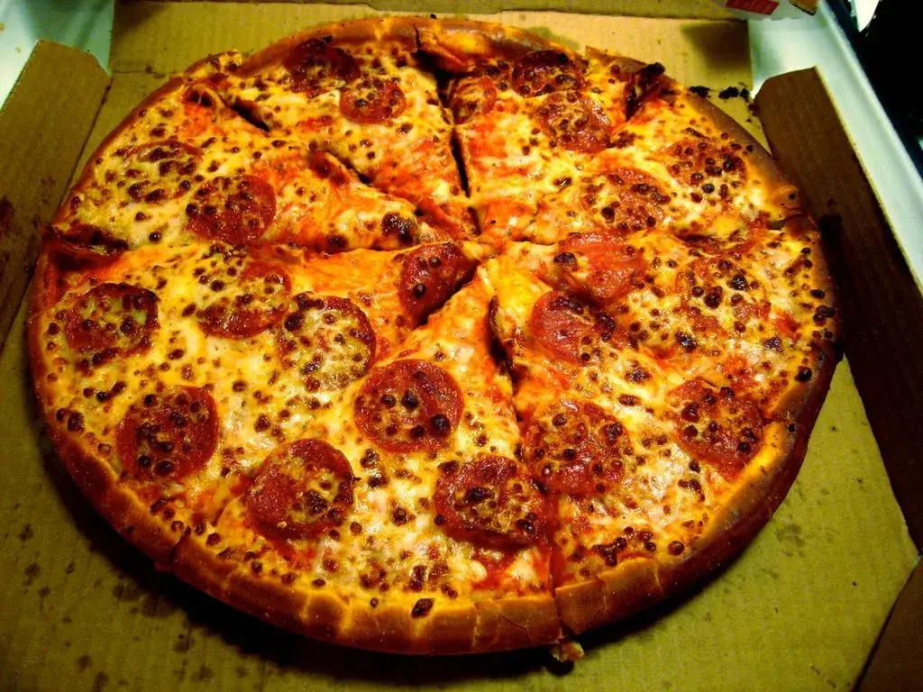Zdjęcie Średnia pizza Domino's ile cm? Odkryj idealny rozmiar dla siebie