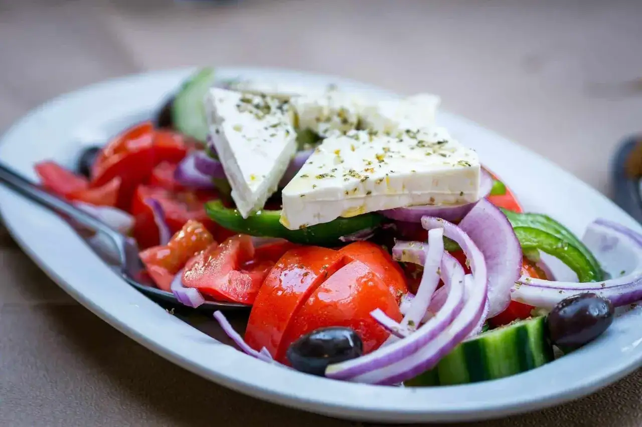 Zdjęcie Jaki ser feta do sałatki greckiej? Odkryj najlepsze opcje!