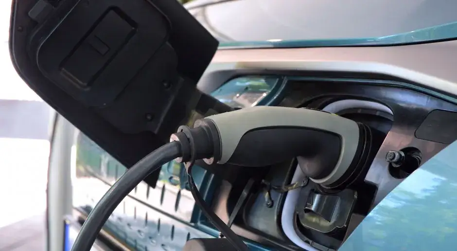 Zdjęcie Kto przerabia samochody na elektryczne? Sprawdź najlepsze firmy i koszty
