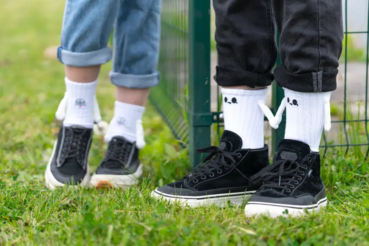 Zdjęcie Jakie skarpetki do białych butów i czarnych spodni – unikaj modowych błędów