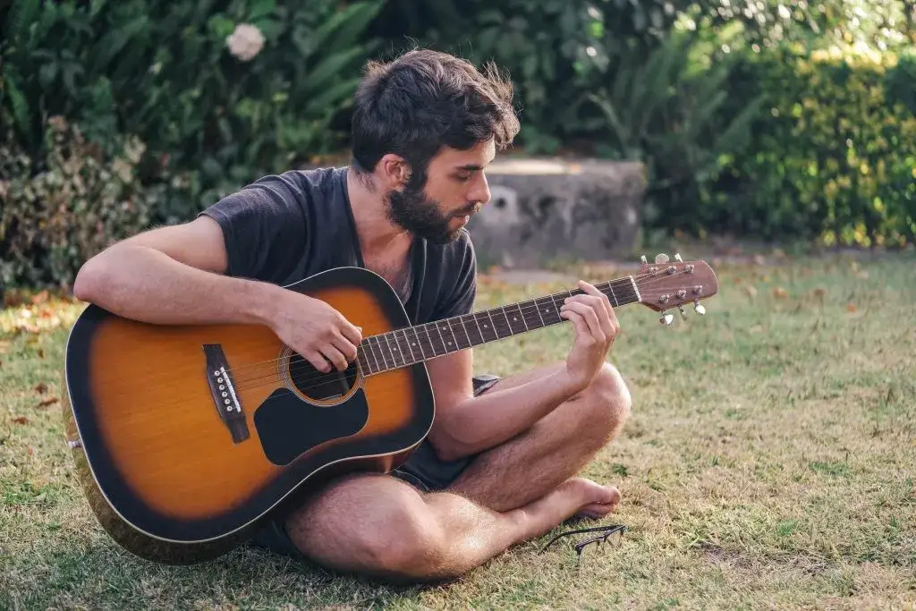 Zdjęcie Chłopak z gitarą chwyty - naucz się grać ulubioną piosenkę bez trwogi