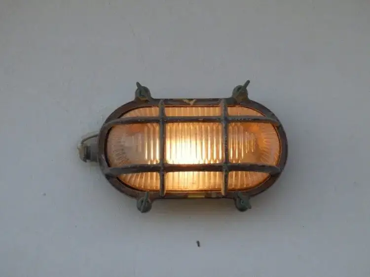 Zdjęcie Jak przymocować lampę do elewacji? Krok po kroku bez błędów!