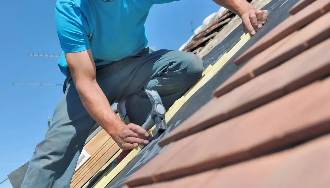 Zdjęcie Ile kosztuje remont dachu 200m2? Zobacz, co wpłynie na cenę remontu!