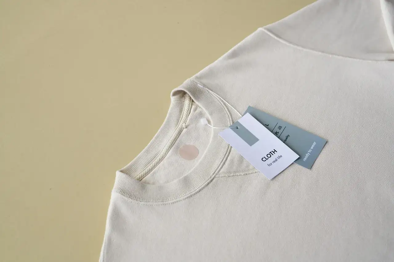 Zdjęcie Co to znaczy relaxed fit bluza? Zrozum luźny krój odzieży