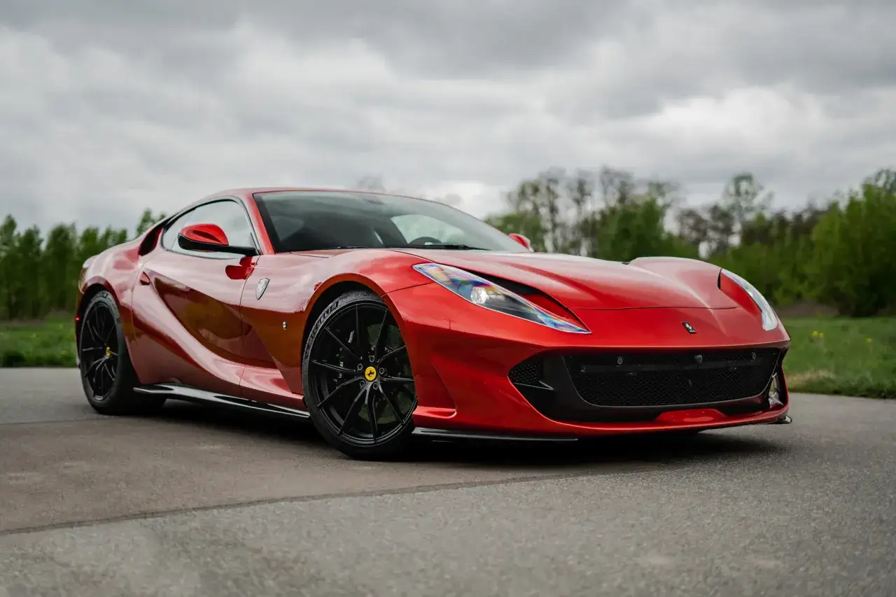 Zdjęcie Ile kosztuje wypożyczenie ferrari? Ceny, które mogą Cię zaskoczyć
