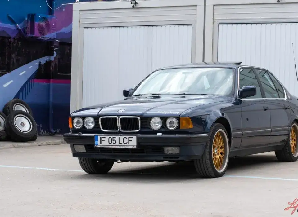 Zdjęcie BMW E32 750i: Legendarny V12 w Luksusowym Wydaniu - Fakty